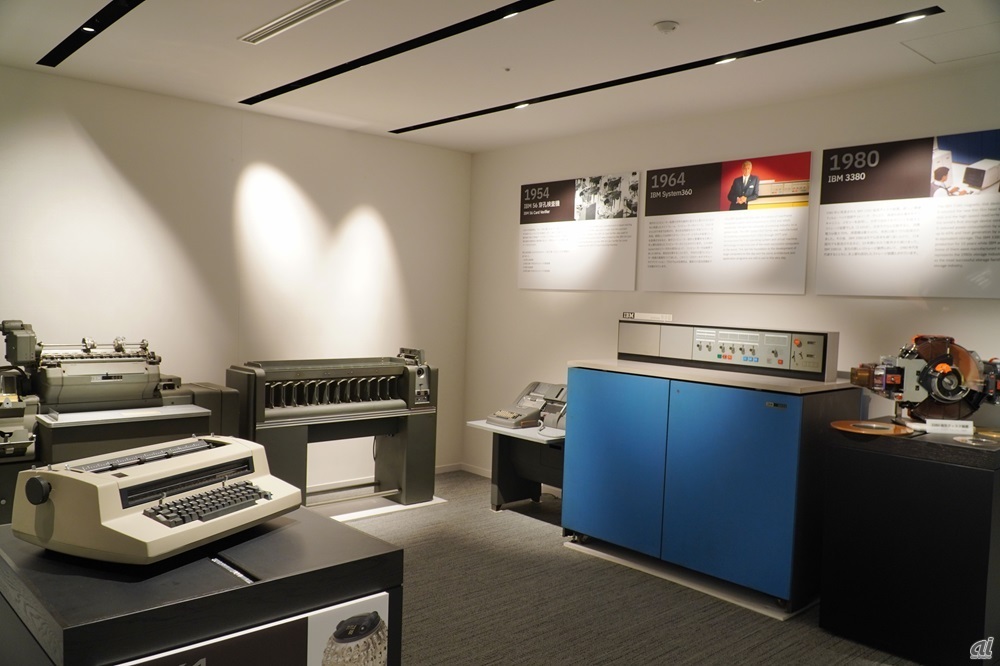 同社の歴史を示す電動タイプライター「IBM Selectric typewriter」、磁気ディスク装置「IBM 3380」、メインフレームコンピューターシリーズ「System/360」、パンチカードの穿孔（せんこう）内容が正しいかを識別する「IBM 56カード穿孔検査機」が展示されている。展示に当たり、Selectric typewriterは利用できるようにした。
