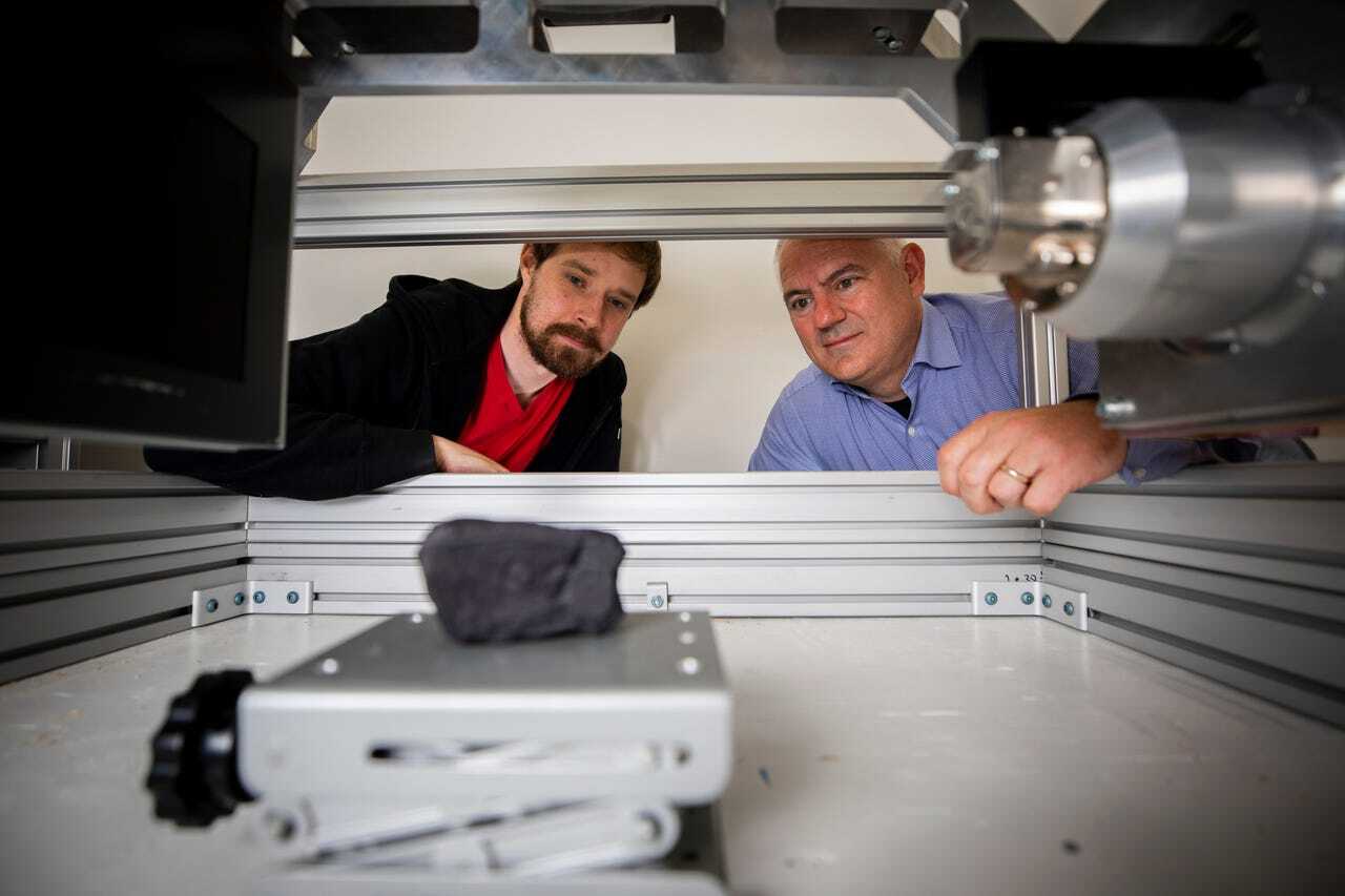 ケンタッキー大学のキャンパスでヘルクラネウムの巻物のレプリカをスキャンするBrent Seales氏とSeth Parker氏（「Digital Restoration Initiative」のプロジェクトリード）。提供：UK Photo