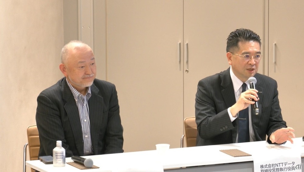 写真1：左から、テラスカイの佐藤氏、NTTデータの冨安氏