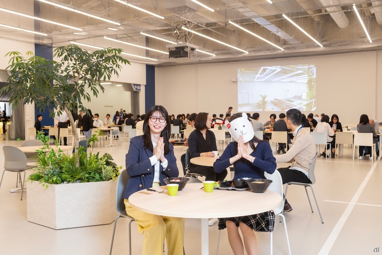 では、ひろーい社食で宮崎さんと一緒にランチを「いただきまーす！」