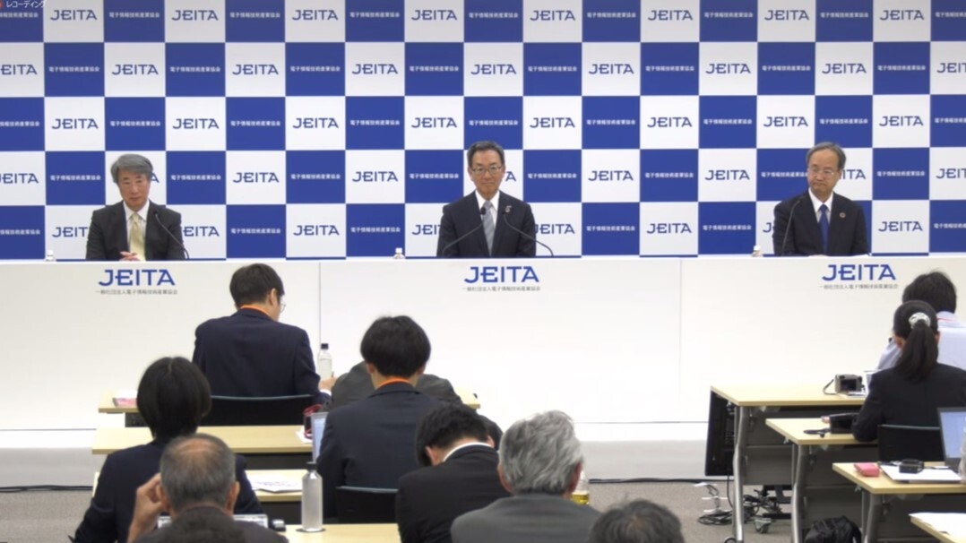 左から、JEITAの専務理事の長尾尚人氏、津賀氏、常務理事の平井淳生氏