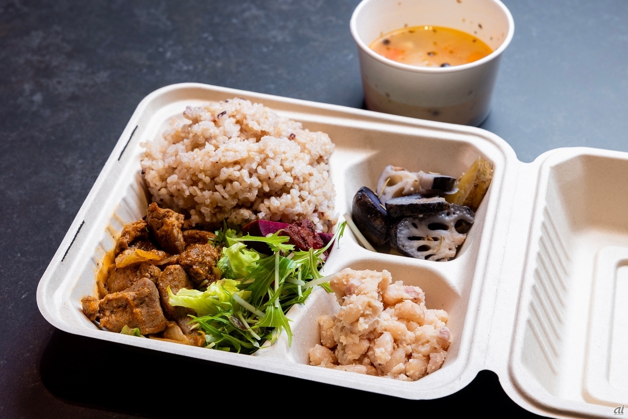 見て。今日のランチボックスは、豚肉のアドボに、フリホーレスデオジャ、根菜のハーブグリル、ソパデリマですって。もちろんサラダや自家製ピクルスも入っていて野菜も十分採れるわよ。