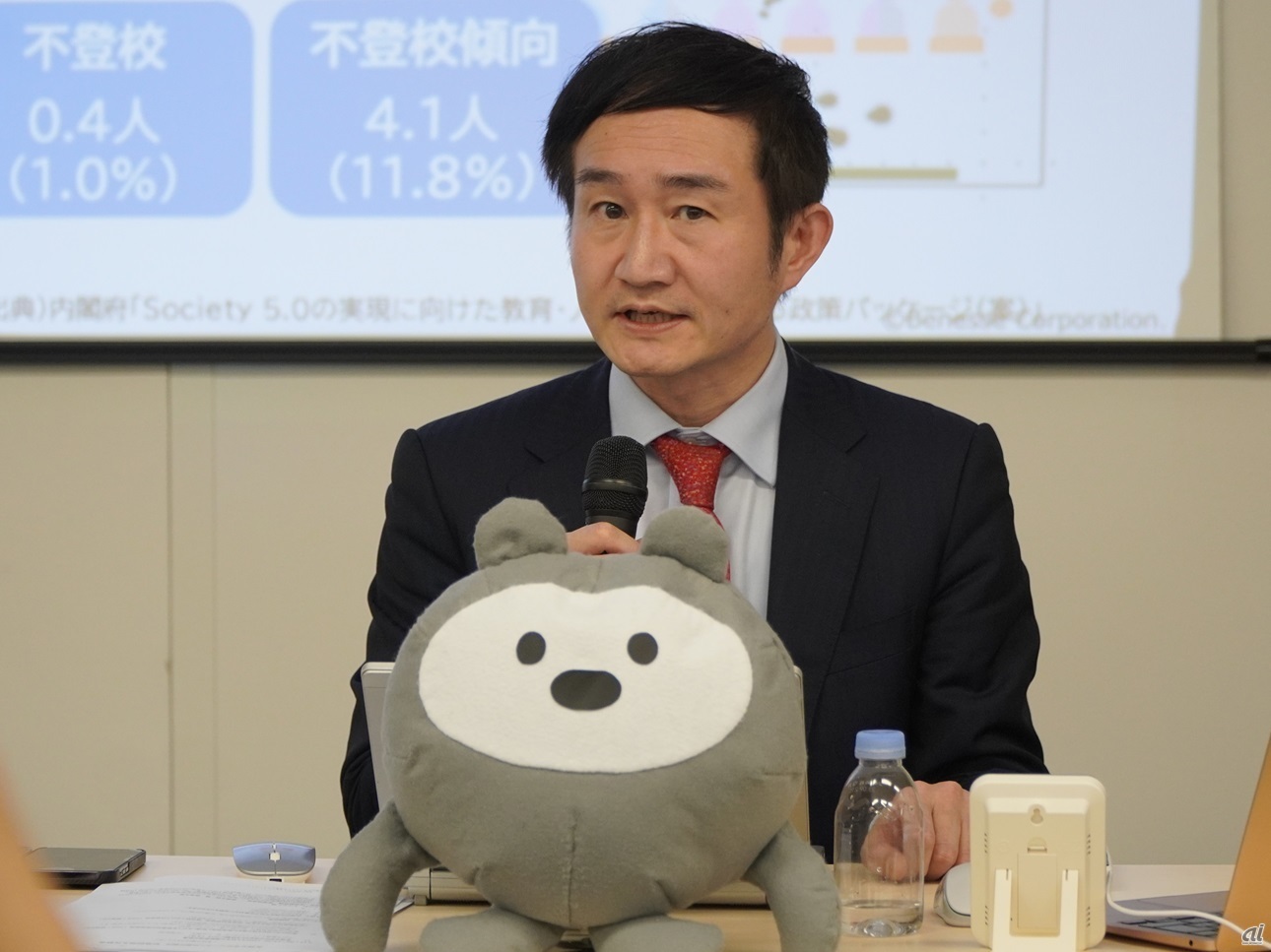 ベネッセ教育イノベーションセンター長の小村俊平氏とまるぐちゃん