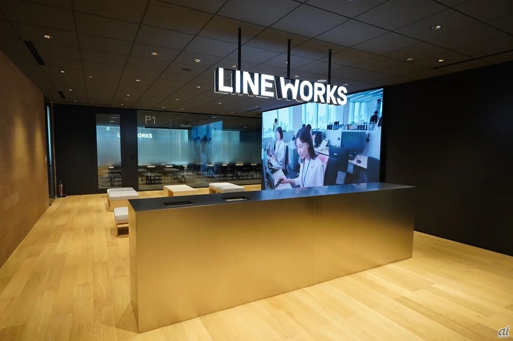 黒を基調とした内装の来客エリア(写真提供:LINE WORKS)