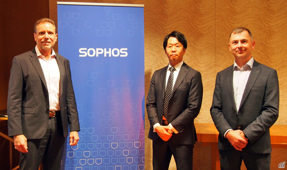 戦略を説明したSophos アジア太平洋地区担当シニアバイスプレジデントのGavin Struthers氏（左）、プロダクトマネジメント担当バイスプレジデントのRob Harrison氏（右）、ソフォス 代表取締役社長の足立達矢氏（中央）