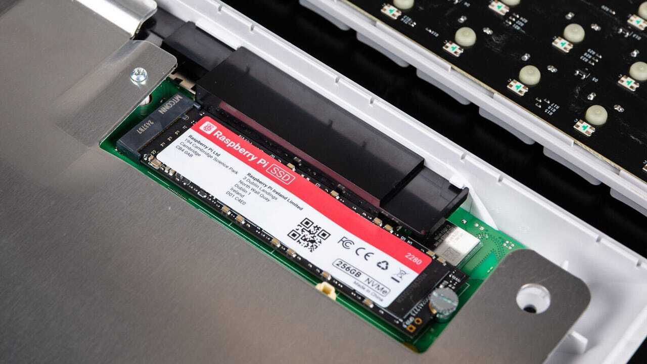 オールインワン型「Raspberry Pi 500+」が登場--高性能化とRGB