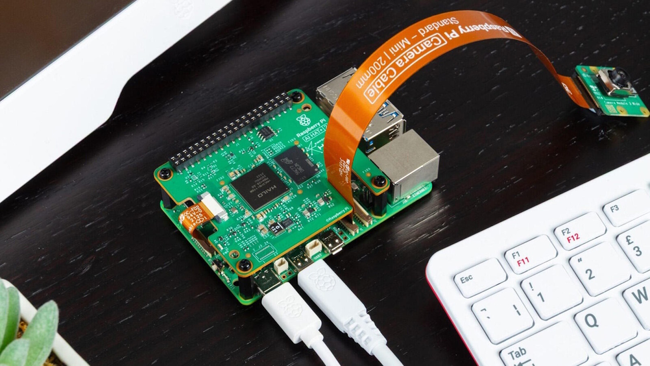 Raspberry Pi 5」向けAI拡張ボード「AI HAT+ 2」が登場--生成AIの