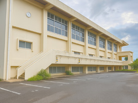 ハイレゾ、中学校の体育館下をデータセンターに転用--廃校利用で環境負荷軽減