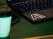 Anthropic、「Slack」に参加できるAIエージェント「Claude Tag」をリリース