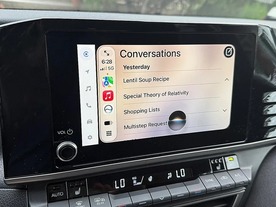 「iOS 26」の「Siri」と「iOS 27」の「Siri AI」を車内で比較してみた--圧勝したのは？
