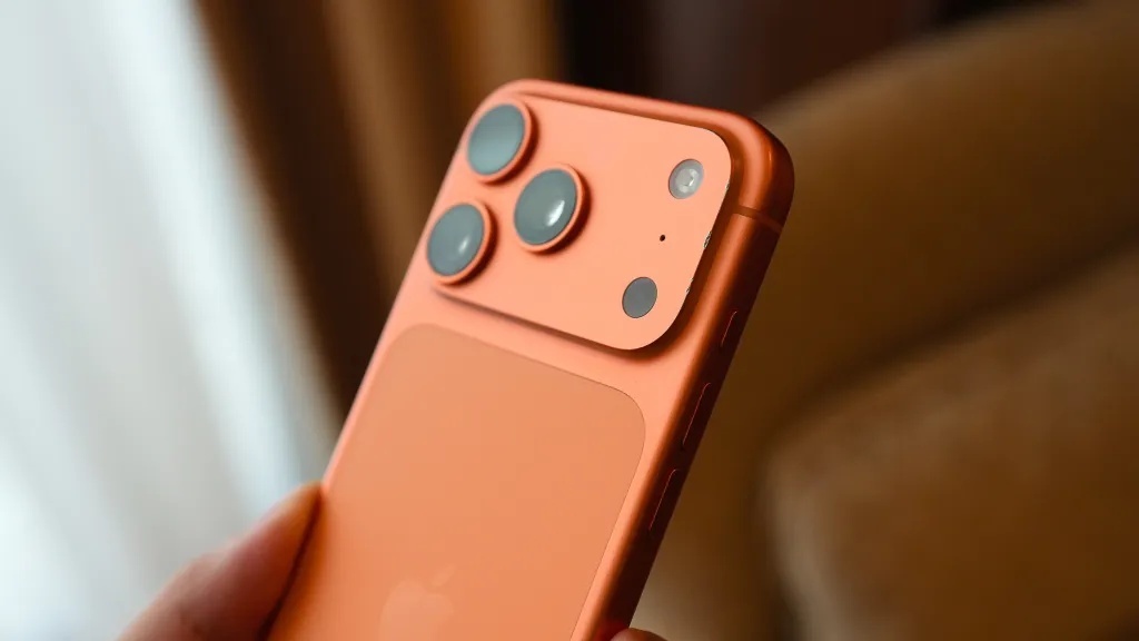 iPhone 17 Pro」をケースなしで1年使ってみた--今ではこんな外観に