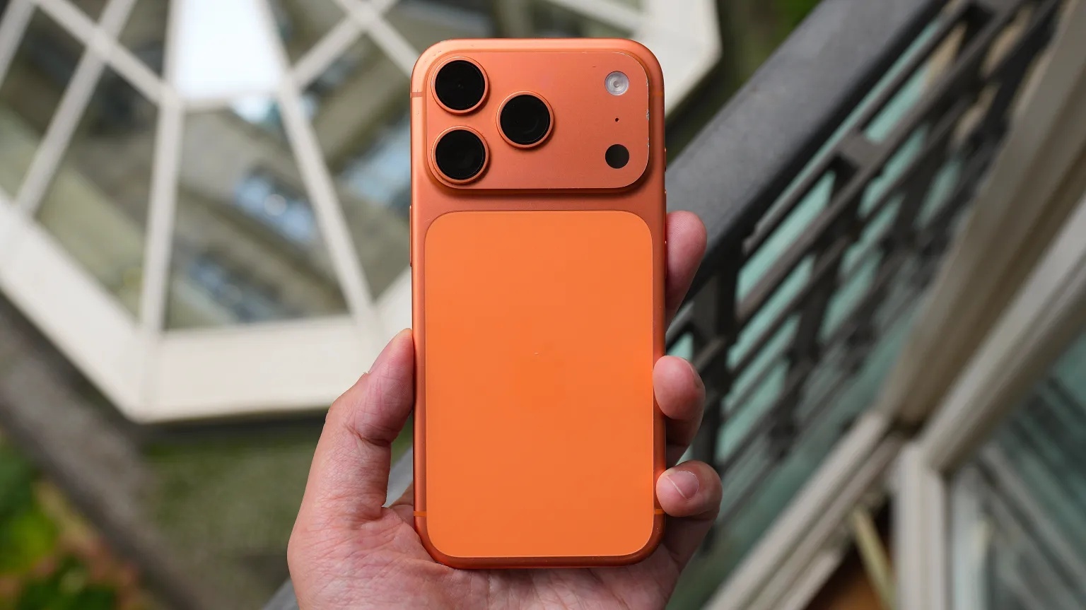 iPhone 17 Pro」をケースなしで1年使ってみた--今ではこんな外観に
