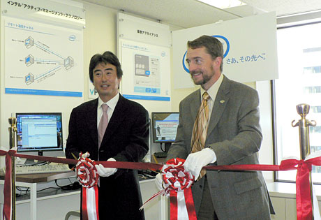 インテル・エンタープライズ・テクノロジー・ショーケースのテープカット（右がGelsinger氏、左が吉田氏）