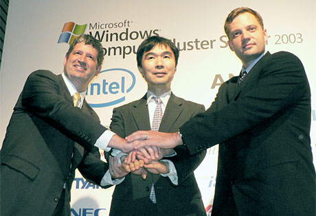新分野進出への意気込みを見せるマイクロソフト。左から、日本法人社長のHuston氏、Windows CCSを早期導入した東京工業大学教授の松岡聡氏、米国本社のHPC担当ディレクター Faenov氏