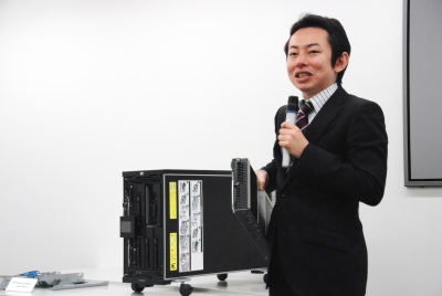 HP ProLiant BL260c Generation 5を片手に説明する山中伸吾氏