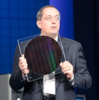 22ナノメートル（nm）チップを含む次々世代ウエハを披露するIntelの最高経営責任者（CEO）Paul Otellini氏。