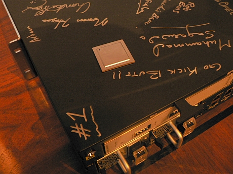 サインだらけのMX80台一号機と、その上に置かれたJunos Trioチップセット